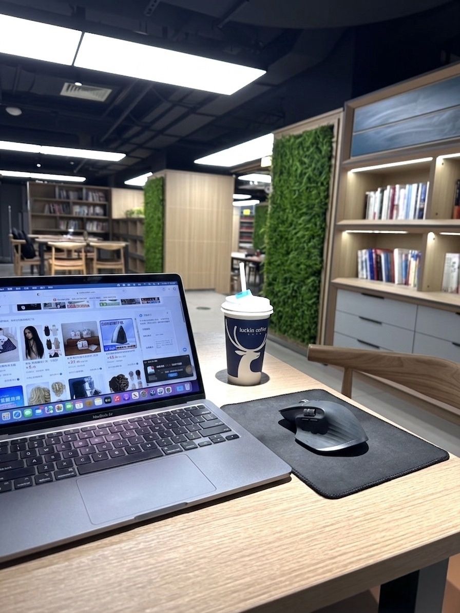 Artificial green walls for commercial spaces: panels behind a cafe workspace table